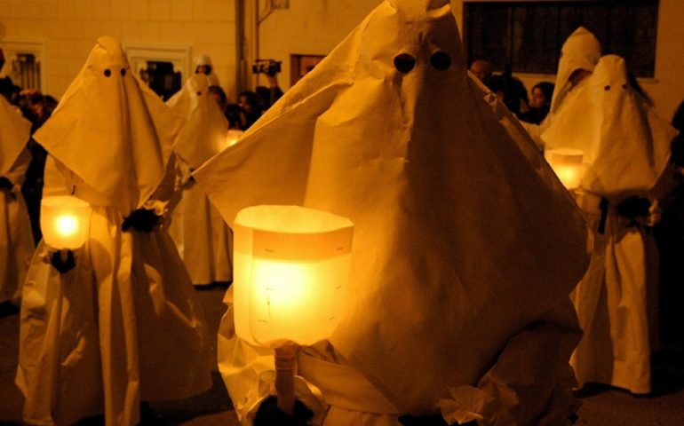 Sa Chida Santa in Sardegna: a Iglesias la suggestiva processione del  Descenso | Cagliari - Vistanet