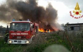 Incendio Vigili del fuoco discarica abusiva