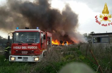 Incendio Vigili del fuoco discarica abusiva