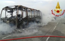Incendio pullman arst vigili del fuoco (2)