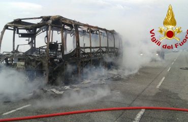 Incendio pullman arst vigili del fuoco (2)