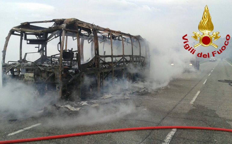 Incendio pullman arst vigili del fuoco (2)