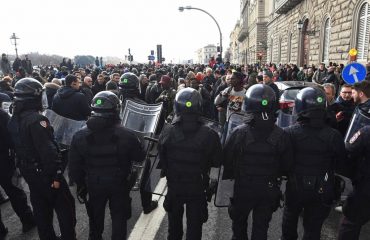 La manifestazione su Ponte Vespucci a Firenze per la morte di Idy Diene