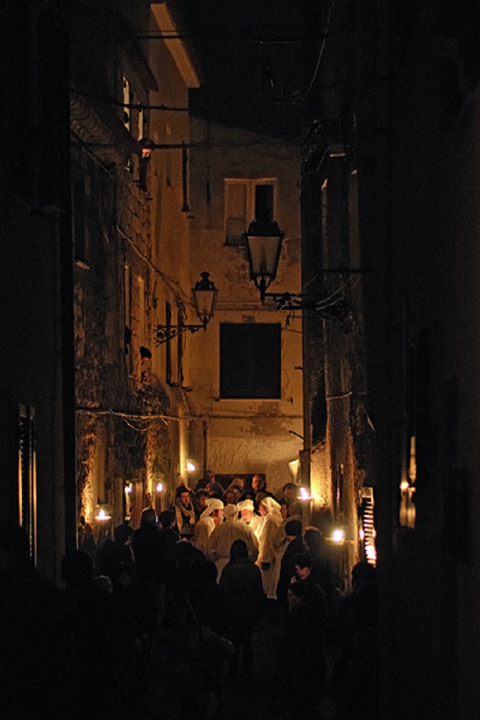 Lu Lunissanti, momenti della processione notturna nel borgo - Foto di Maurizio Mandarino, Fonte www.nikonschool.it
