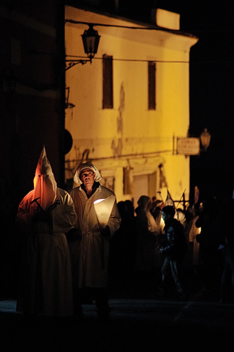 Lu Lunissanti, scorci della processione notturna - Foto d Maurizio Mandarino, Fonte www.nikonschool.it