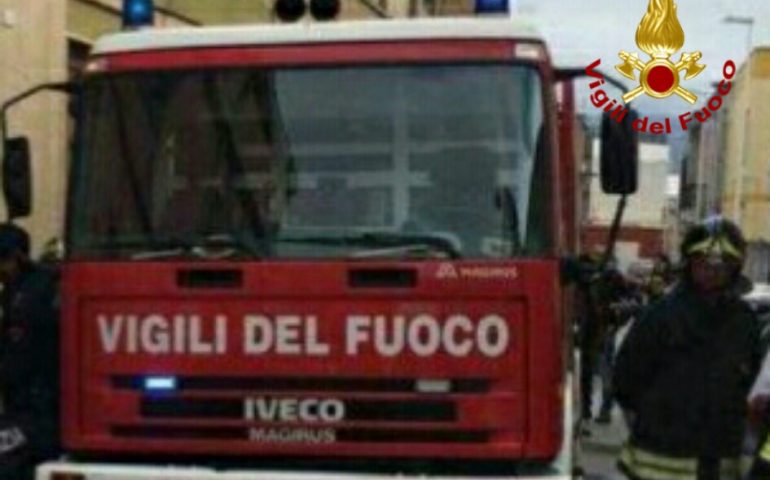 Vigili del fuoco pirri neonato intossicamento incendio