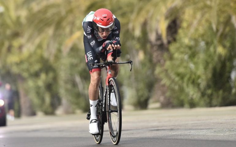 Michał Kwiatkowski è il re della Tirreno-Adriatica, Aru arriva tardi anche nella crono finale