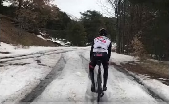 Fabio Aru si allena duramente sulla neve in vista del Giro d’Italia