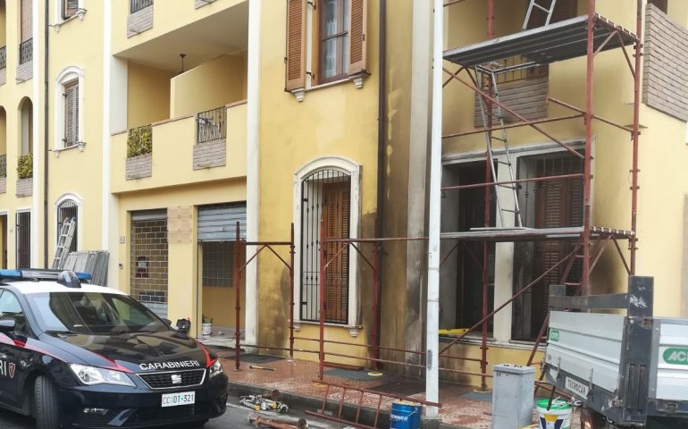 Dà fuoco a uno studio legale di Elmas e scappa: dopo inseguimento in scooter si schianta a terra e viene arrestato