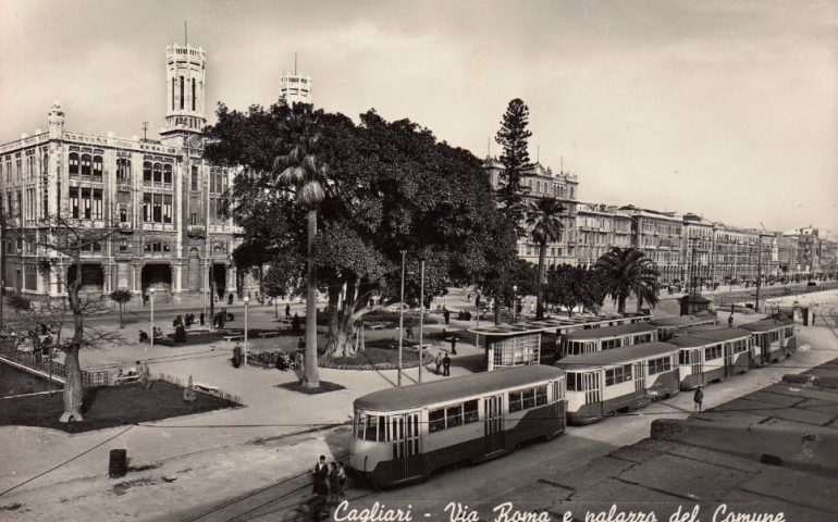 La Cagliari che non c’è più: il tram in piazza Matteotti in una cartolina del 1953