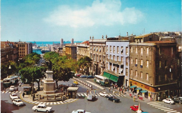 La Cagliari che non c’è più: piazza Yenne in un’estate degli anni Sessanta