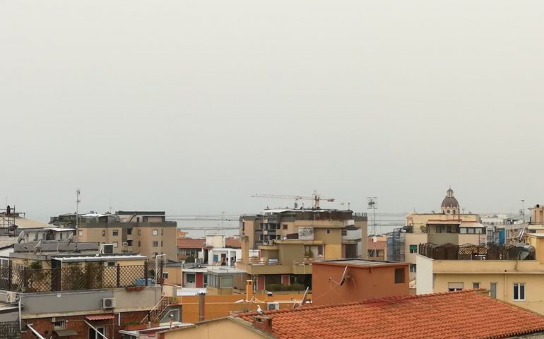 Il cielo sahariano con cui si è svegliata Cagliari: umidità da tagliare a fette e temperature alte