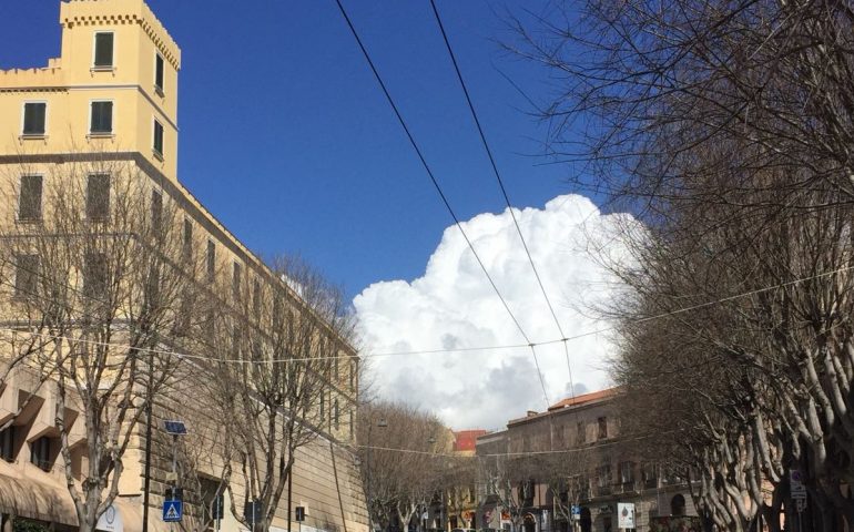 La foto del giorno: una morbida e bianchissima nuvola di panna montata su Cagliari