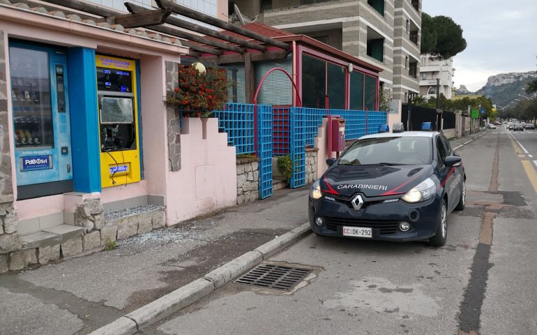 Tentano di scassinare il distributore di sigarette in viale Poetto ma non ci riescono e scappano