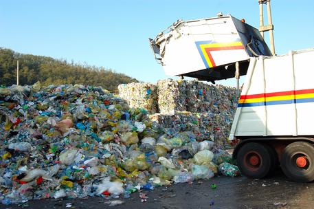 Una neonata è stata trovata morta in un centro rifiuti nelle Marche: era già nel nastro trasportatore