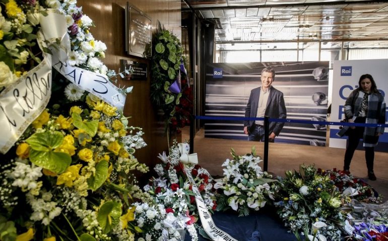 L’Italia piange Fabrizio Frizzi: oltre 10mila persone in camera ardente. Oggi i funerali