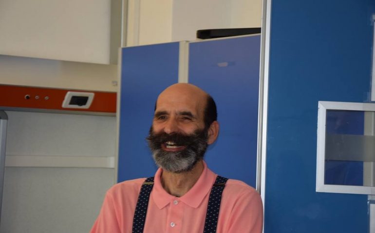 La foto: in uno scatto di Giuseppe Argiolas, il noto chirurgo Fausto Zamboni sorride con barba e baffoni