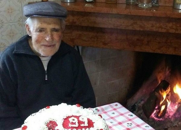 Perdas, festa del papà speciale per nonno Efigeddu: spente oggi 99 candeline