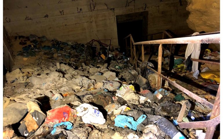 E’ una delle caverne urbane più grandi dell’Isola: S’Avanzada. Ma, piena di immondizia, è stata murata