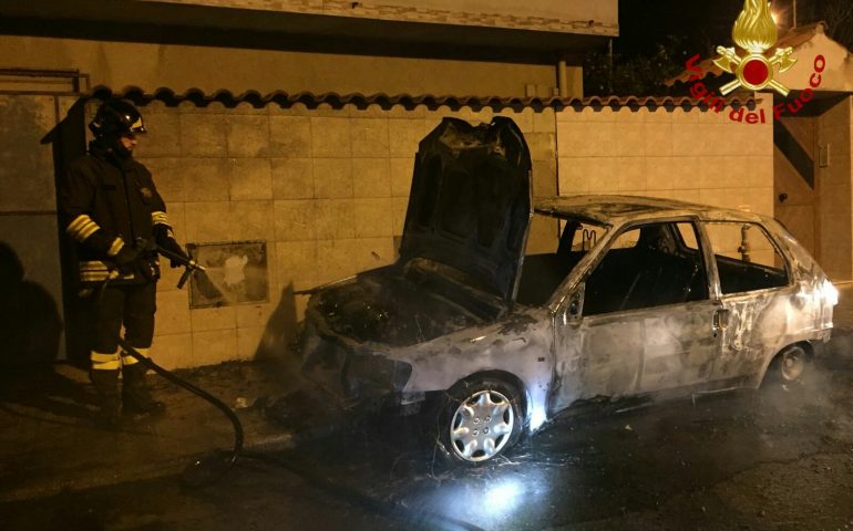Incendio nella notte: auto in fiamme zona via Is Cornalias