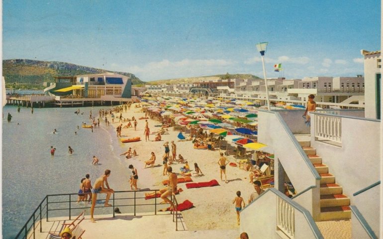 La Cagliari che non c’è più: una foto del Poetto alla fine degli anni Sessanta