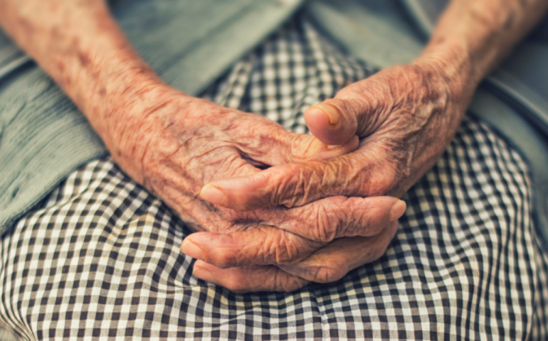 “Ho fame e sono senza soldi”, pensionata sviene al supermercato