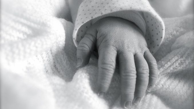 Respinta al confine francese incinta, muore dopo aver dato alla luce il suo bambino