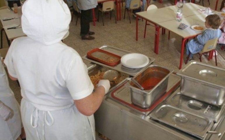 Assemini, non c’è pace per il servizio mensa: alle proteste dei genitori si aggiungono quelle delle lavoratrici