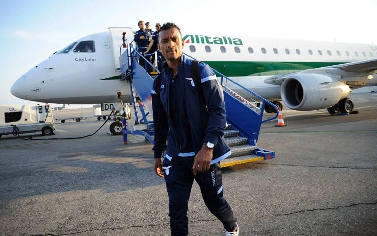 Sul volo Cagliari-Roma che riporta la Lazio a casa, il giocatore biancoceleste Nani litiga furiosamente con un tifoso