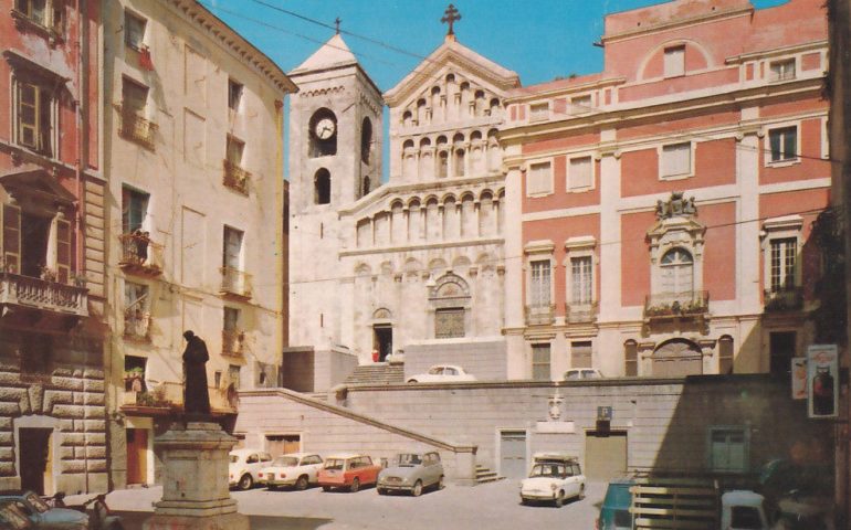 La Cagliari che non c’è più: anni Sessanta, quando in piazza Carlo Alberto si poteva parcheggiare