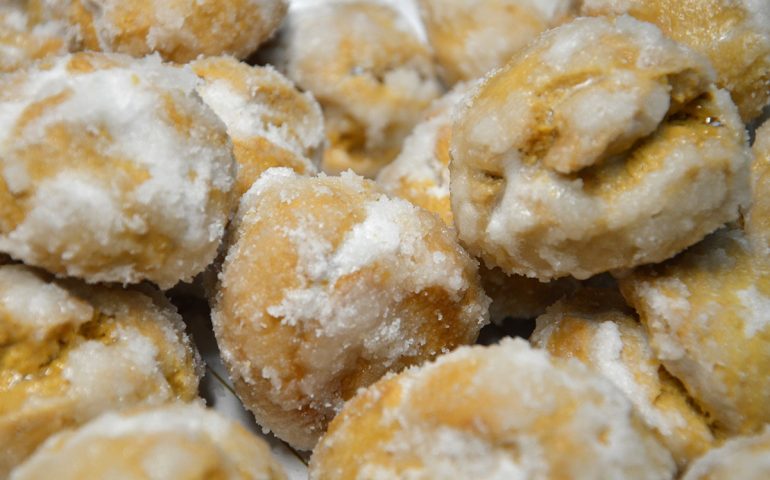 La ricetta Vistanet di oggi: i pirichittus, dolci tradizionali della gastronomia sarda