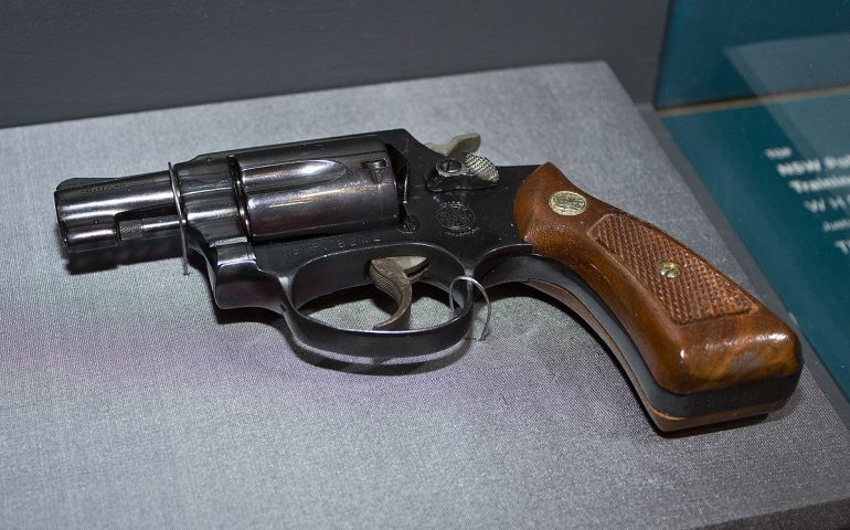 Via Quirra: nascondevano una pistola carica sotto al tappetino della 500 Abarth. Arrestati due cagliaritani