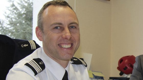 Francia: ha offerto la sua vita in cambio di quella dell’ostaggio. E’ morto il poliziotto Arnaud Beltrame