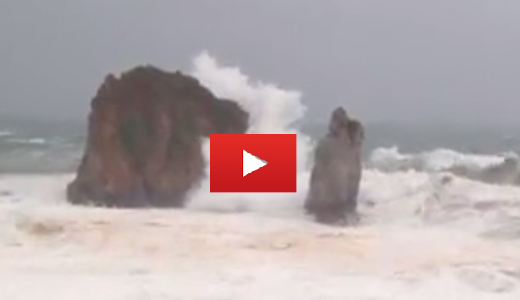 VIDEO Lo spettacolo del mare in tempesta che si infrange sui faraglioni di Portu Banda