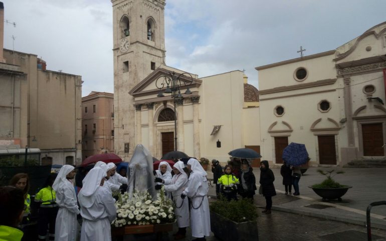 (FOTO) La pioggia non ferma i fedeli: nel centro di Cagliari la processione della Madonnina del SS Crocifisso
