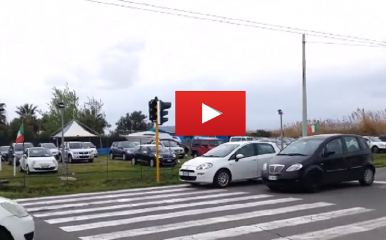 VIDEO Completamente fuori uso i semafori pedonali del Carrefour, rischi per decine di pedoni