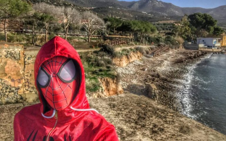 Video e intervista esclusiva a Spiderman Casteddu: il misterioso acrobata si racconta e svela tre indizi sulla sua identità