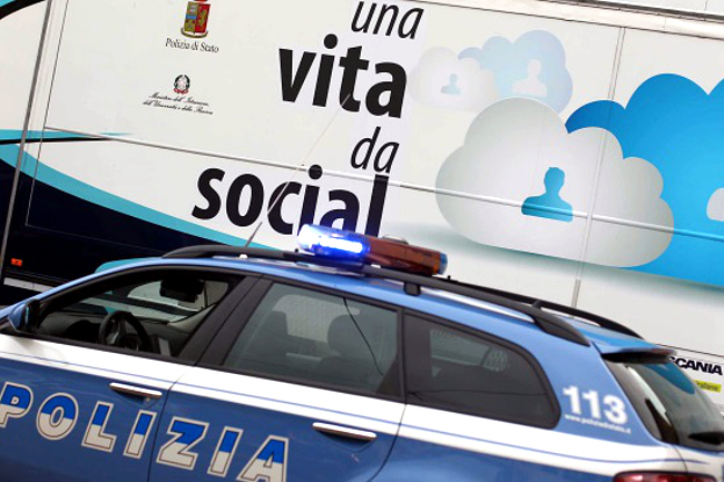 A Cagliari il truck della Polizia per incontrare i giovani: “Una vita da social”, campagna contro bullismo e pericoli della rete