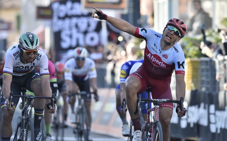 Tirreno Adriatico: Marcel Kittel si impone in volata nella sesta tappa, attento Aru che evita cadute nel finale