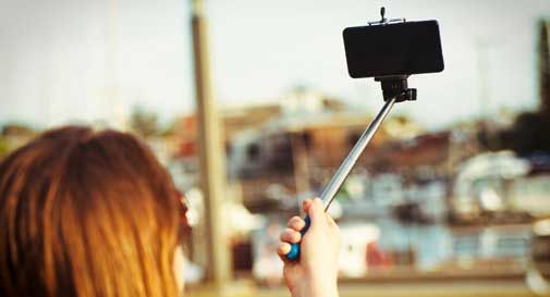 Lecce, genitori si fanno un selfie e il passeggino con il bambino finisce in mare