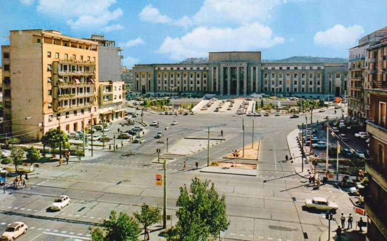 La Cagliari che non c’è più: piazza Repubblica in una bella foto a colori del 1965