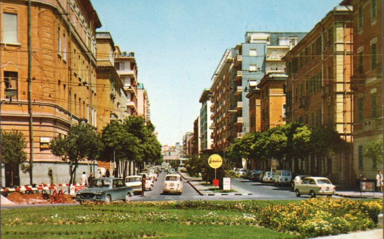 La Cagliari che non c’è più: piazza San Benedetto e via Dante in una foto a colori del 1965