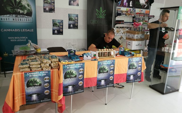 Uno degli stand dell'evento sulla canapa in Sardegna Su Canabariu