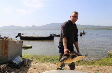 Il pescatore di Marceddì Alessio Cadelano con la tartaruga recuperata