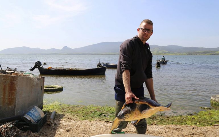 Il pescatore di Marceddì Alessio Cadelano con la tartaruga recuperata