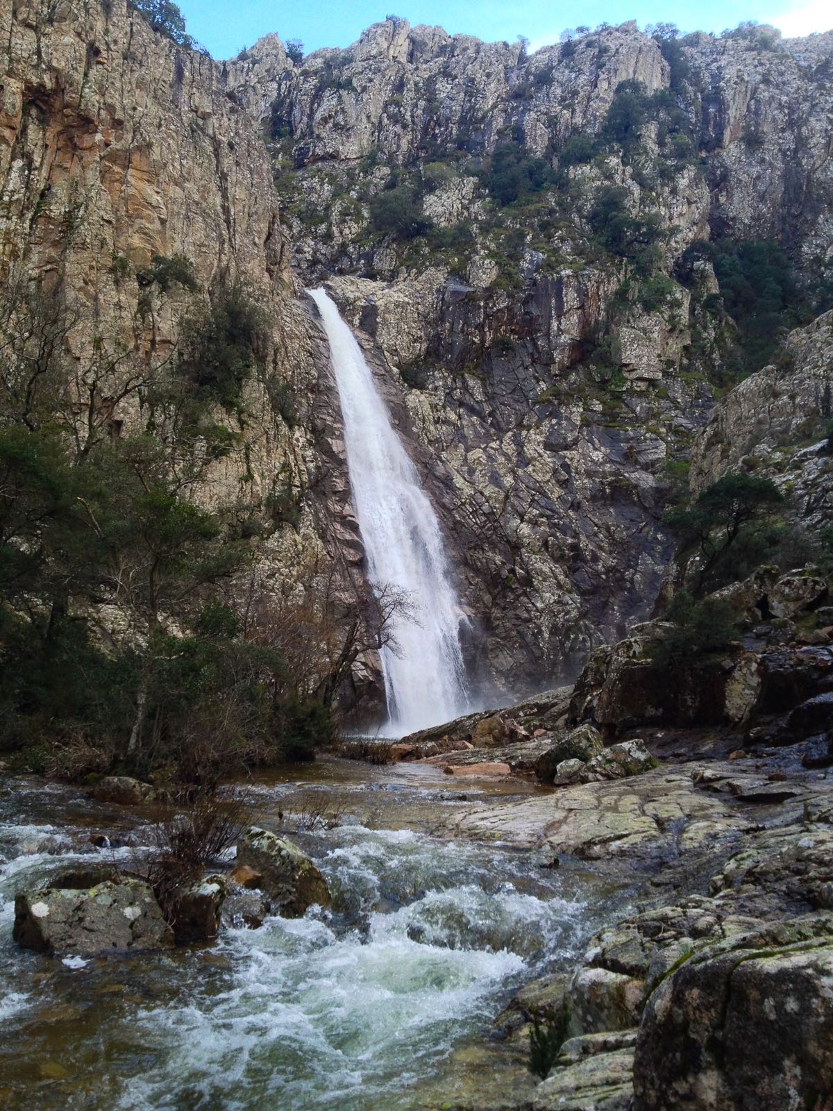 Il_corso_d'acqua_generato_dalla_cascata_Piscina_Irgas