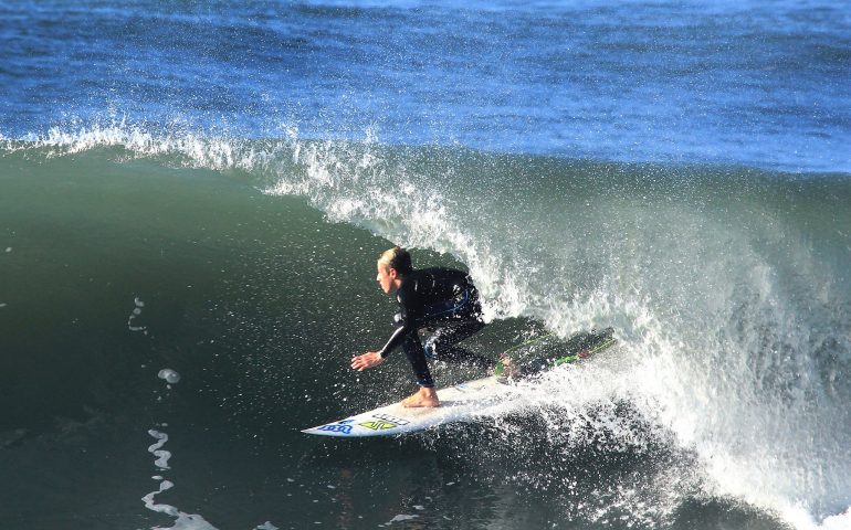 Matteo Calatri, campione italiano di surf under 16, in Portogallo per gareggiare contro i grandi del surf