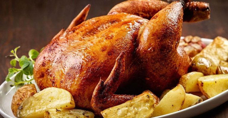 La ricetta Vistanet di oggi: pollo ruspante e patate arrosto, un piatto che piace anche ai bambini