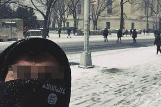 Selfie del turista sardo a New York modificato da Isis - Foto New York Post