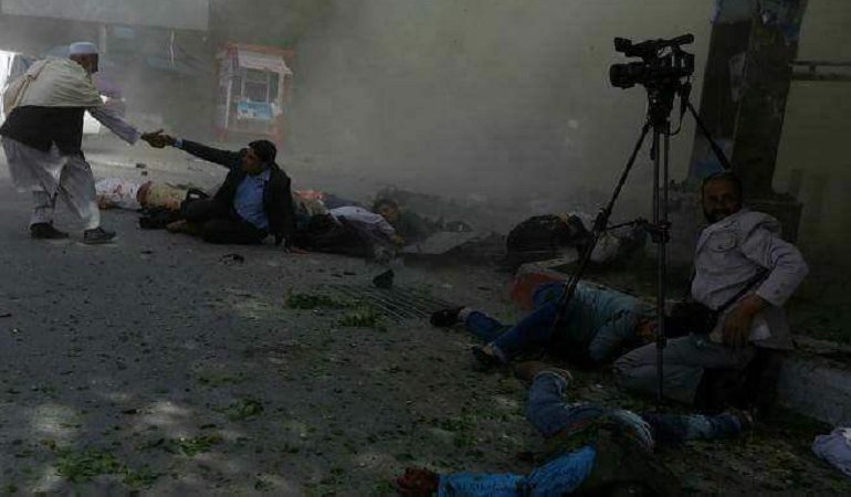 Una foto dell'attacco Isis a Kabul - Foto Twitter Hazara World